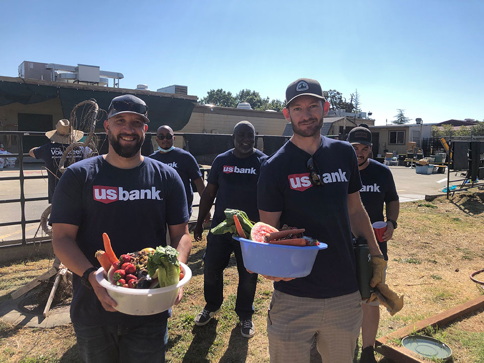 US-Bank-volunteers_2021-09_960